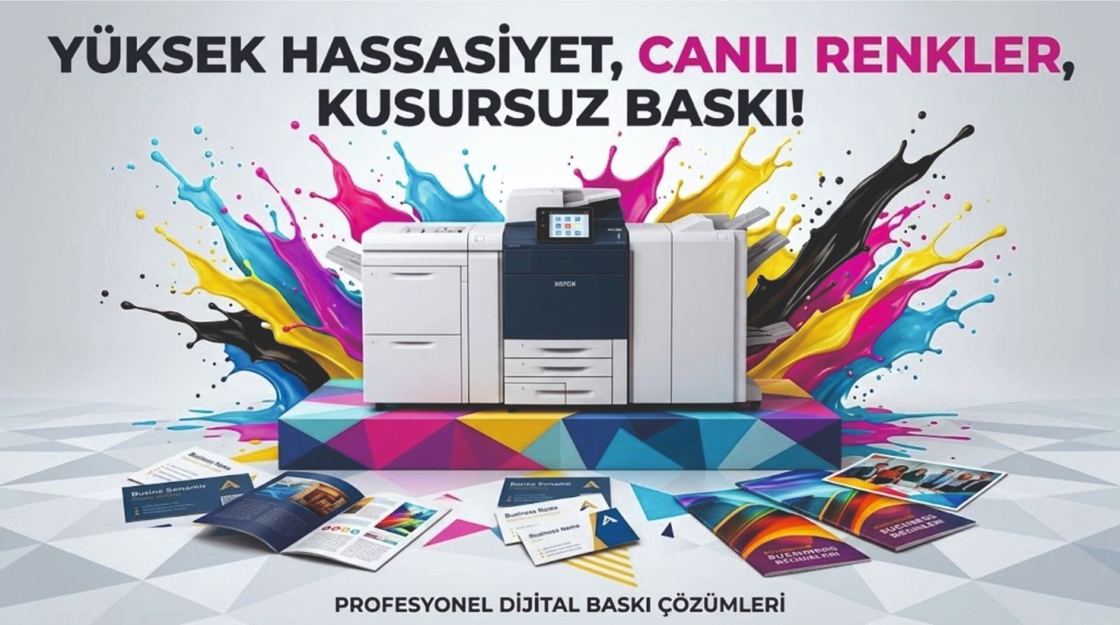 Yüksek hassasiyet, canlı renkler, kusursuz baskı: renkli mürekkep sıçramalarının ortasında dijital baskı makinesi, önünde kartvizit, broşür ve katalog örnekleri. Profesyonel dijital baskı çözümleri.